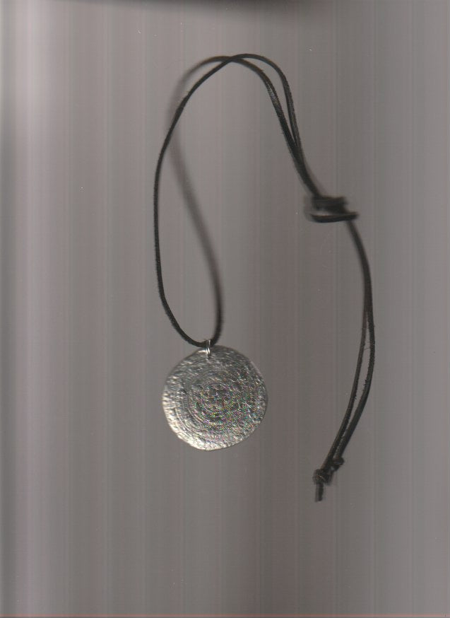 medaillon necklace